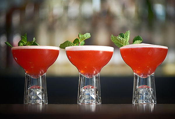 drie glazen met cocktails op de bar bij snappers Amsterdam