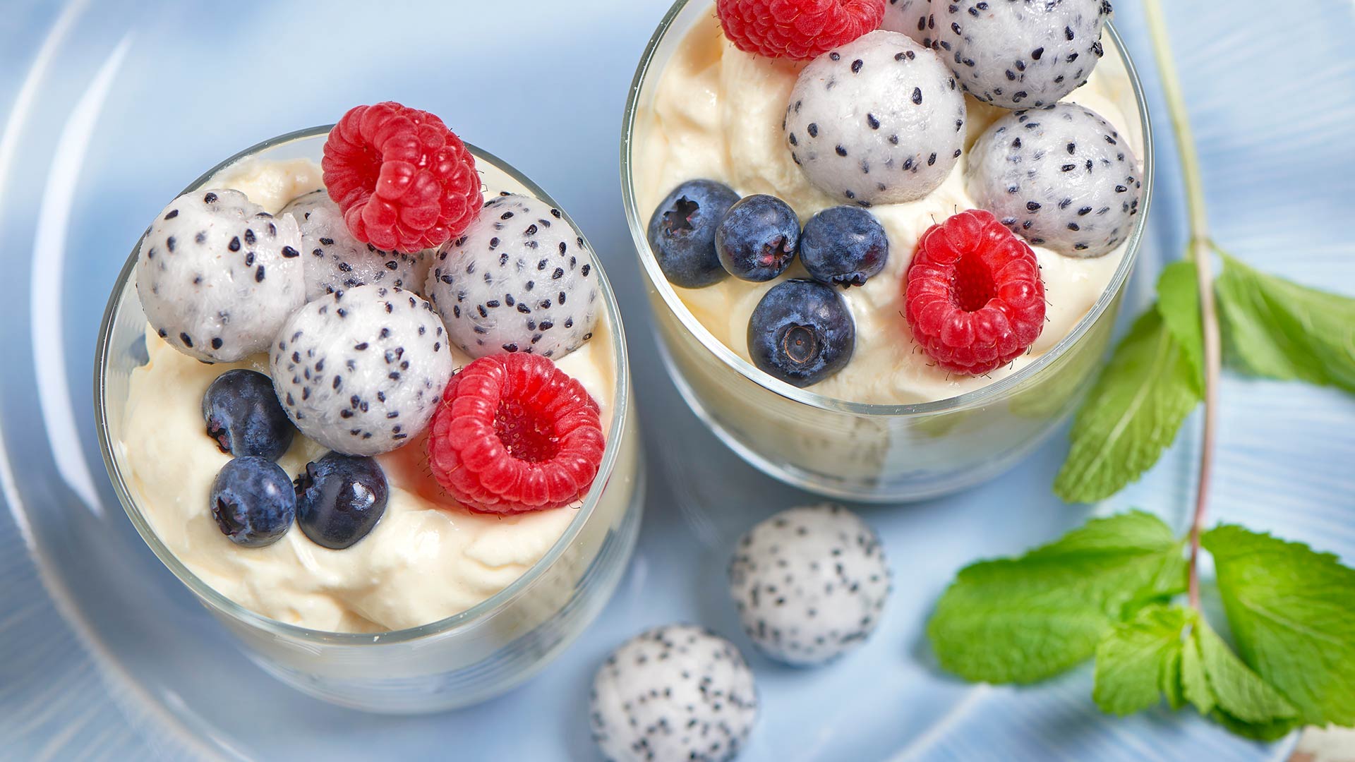 Receptfotografie met exotisch fruit. Dessert met pitahaya, blauwe bessen en framboos – foodfotografie voor merk Puro Gusto