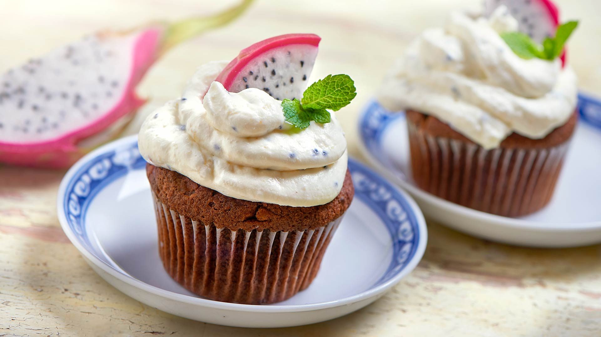 Receptfotografie met exotisch fruit. Cupcake met romige topping en plakje pitahaya – receptfotografie exotisch fruit voor Puro Gusto