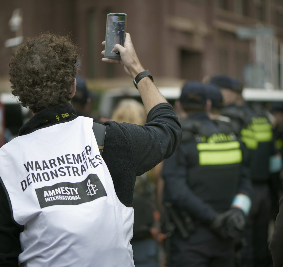 Waarnemer van Amnesty International observeert klimaatdemonstratie tijdens NAVO-top in Den Haag