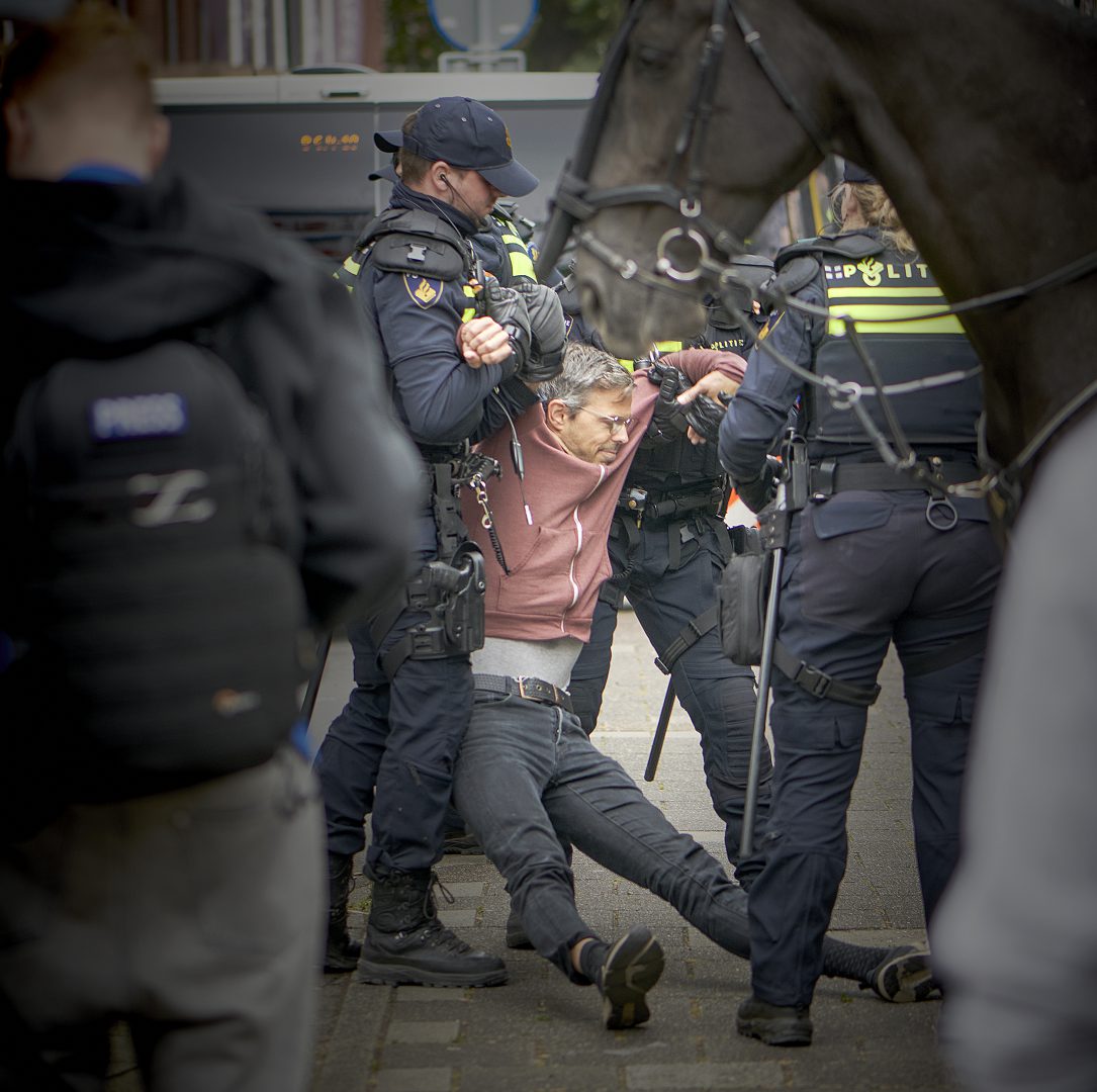 Documentaire fotograaf legt klimaatprotest Den Haag vast: politie sleept demonstrant weg bij NAVO-top
