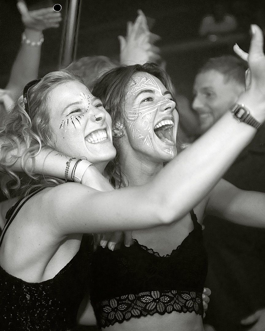 Festival documentaire fotografie: lachend tweetal met gezichtverf
