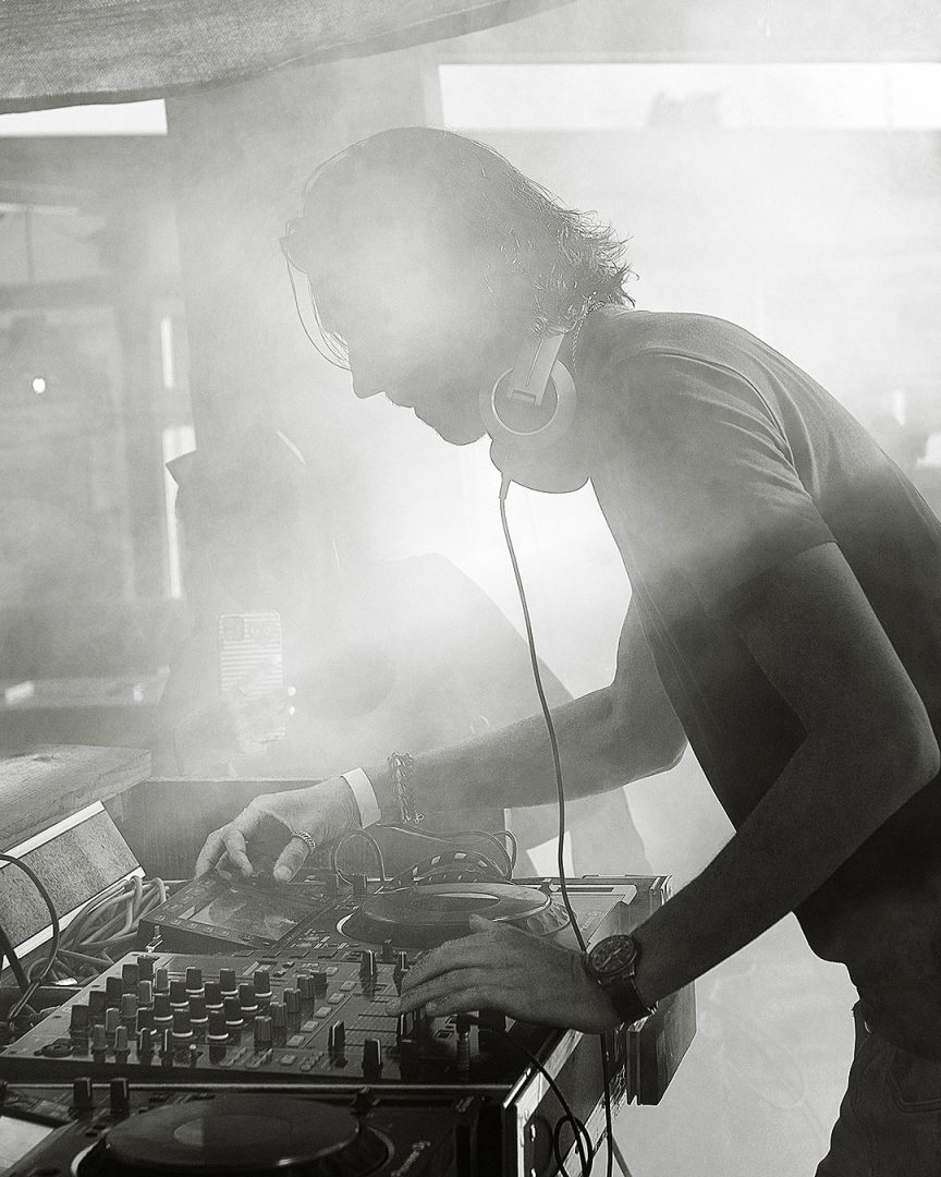 Festival documentaire fotografie: DJ-set in nevel en rook