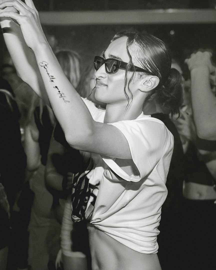 Festival documentaire fotografie: vrouw met tattoo in verstilling